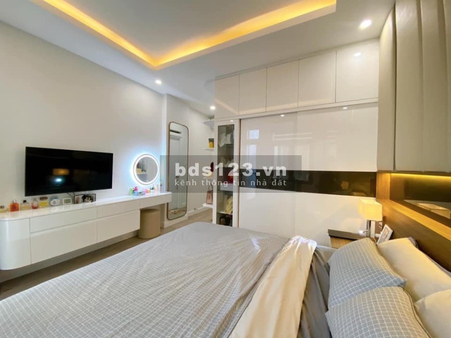 Bán nhà Linh Đàm, Hoàng Mai, dtsd 40m2, giá 3.3 tỷ, 4 tầng, mt 4m, lô góc, thoáng, tiện ích