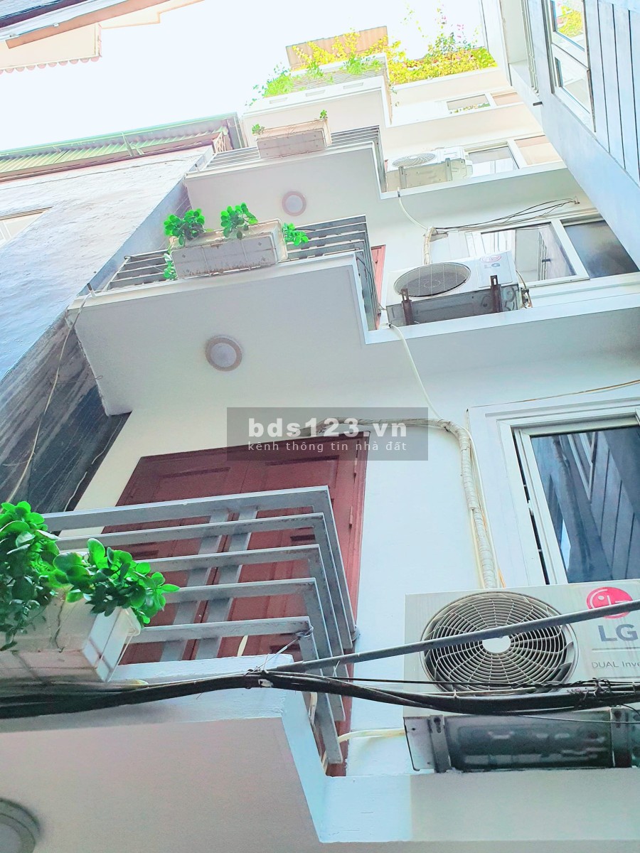 Trung tâm Cầu Giấy 6 tầng đúc ngõ nông gần phố 20m ra ô tô diện tích 34m2, nhỉnh 4 tỷ
