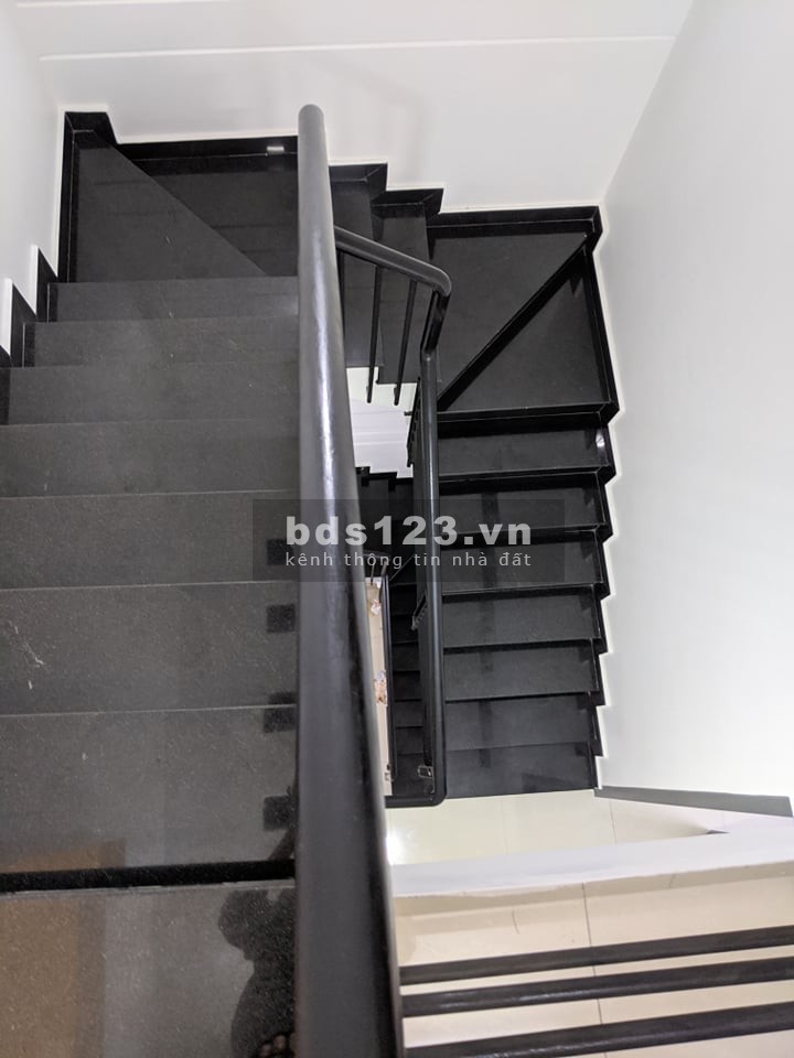 Nhà mới xây 3 tầng hẻm xe hơi đầu đường Nguyễn Súy giá bán chỉ 5,5 tỷ sổ chính chủ