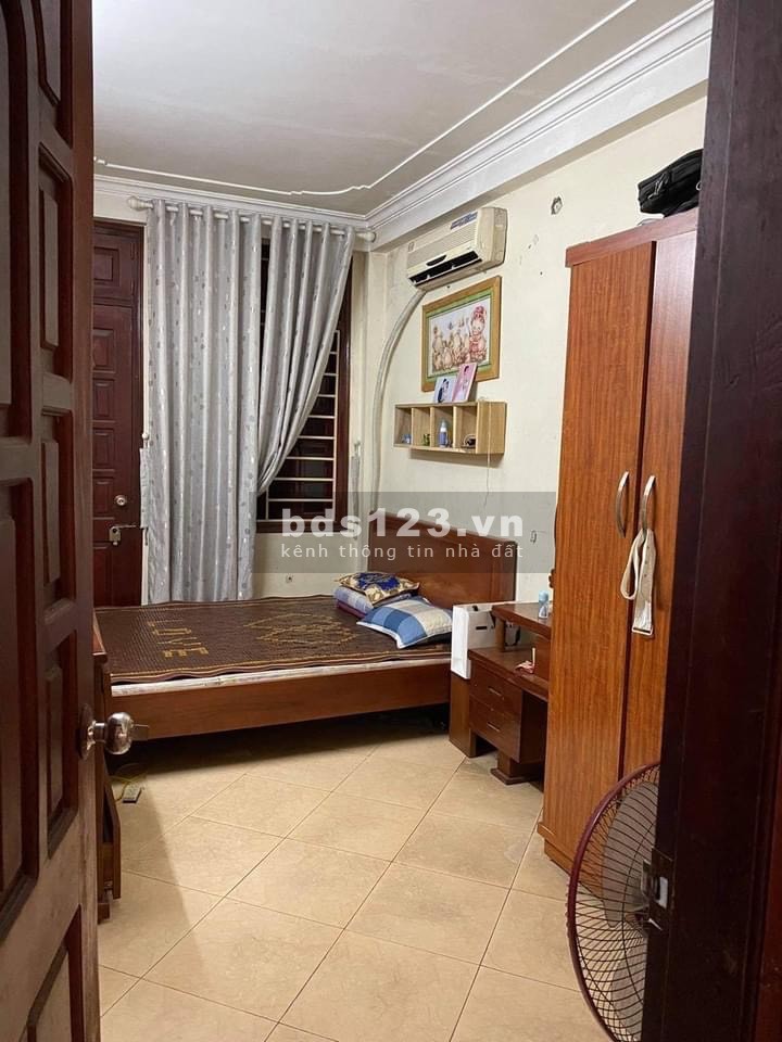 Bán nhà nguyên căn phố Bồ Đề Quận Long Biên ô tô đỗ cửa diện tích sử dụng 35m2, giá 3.3 tỷ
