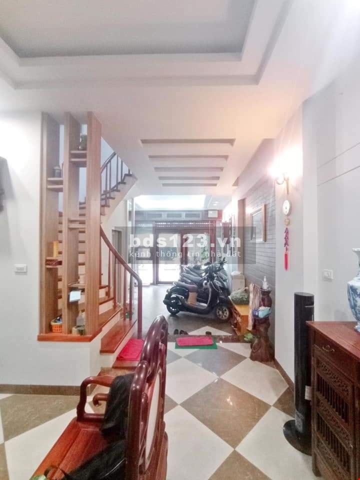Cần bán gấp nhà diện tích 30m2, đường Hoàng Mai, ngõ thoáng để xe thoải mái, sổ sẵn