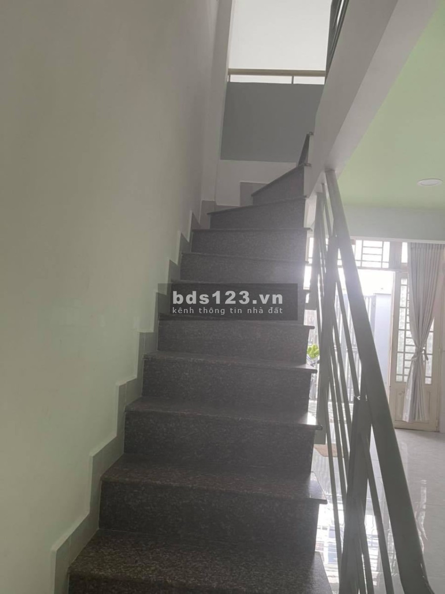 Cần bán nhanh nhà đường số 6, Quận Thủ Đức, giá 4.75 tỷ khu dân cư vị trí đắc địa, lhcc