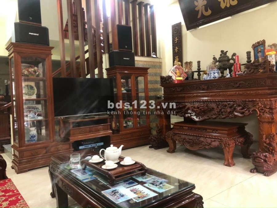 Chính chủ cần bán đất tặng nhà 3 tầng ngõ ô tô phi thẳng vào nhà thông thoáng, hướng tốt