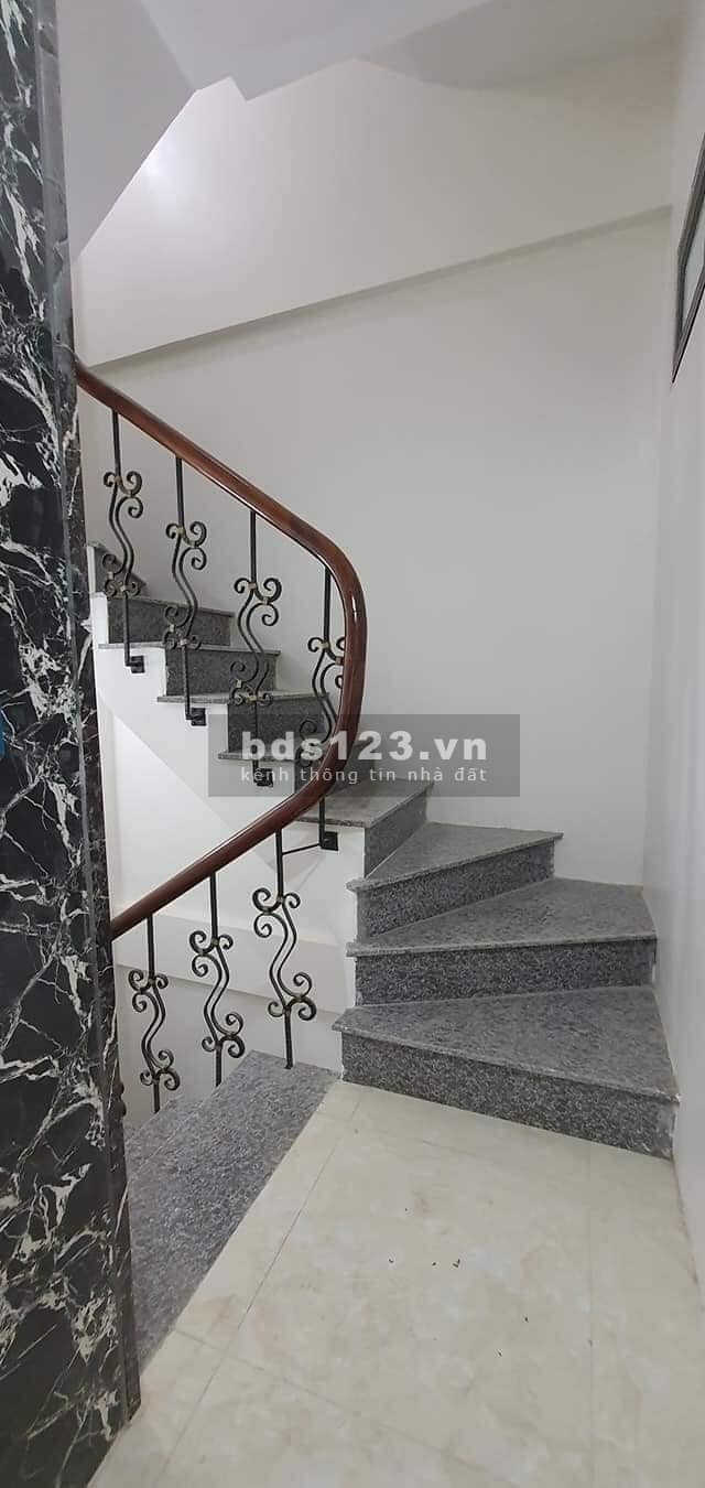 Cần bán nhà Dịch vọng hậu, Cầu Giấy diện tích sử dụng 38m2, đúc 7 tầng, giá bán 7.5 tỷ