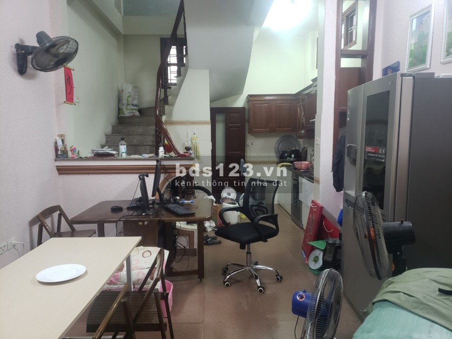 Chính chủ cần bán nhà diện tích sổ đỏ là 33m2, lô góc, 5 tầng, 2 mặt thoáng
