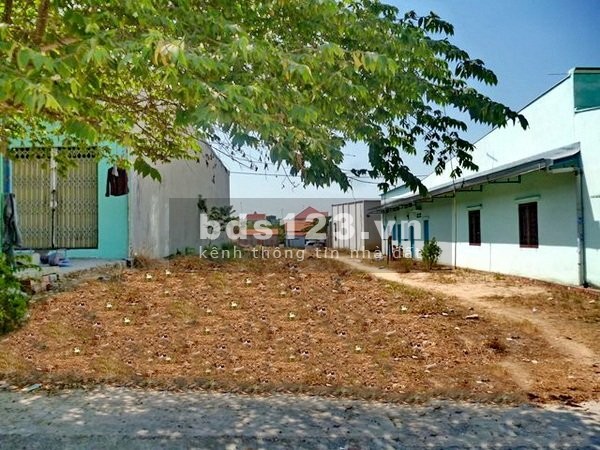 Kinh doanh thua lỗ bán gấp dtsd 600m2 (20x30) đất T/c 100% đối diện khu công nghiệp và 32 phòng trọ