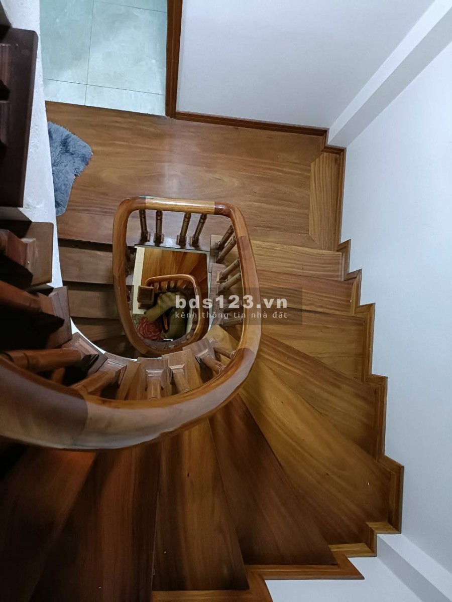 Cần bán nhà mặt tiền rộng trên 8m, kinh doanh, 19/5 diện tích sử dụng 31m2, 5 tầng, giá 5.3 tỷ