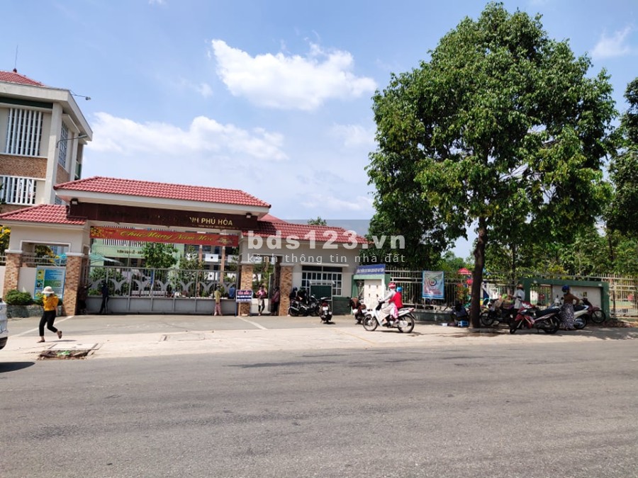 Bán lỗ dt 423m2 giá bán 1tỷ150 1 sổ đất mặt tiền thông quốc lộ 13 sau ủy ban Thới Hòa ngay Vsip