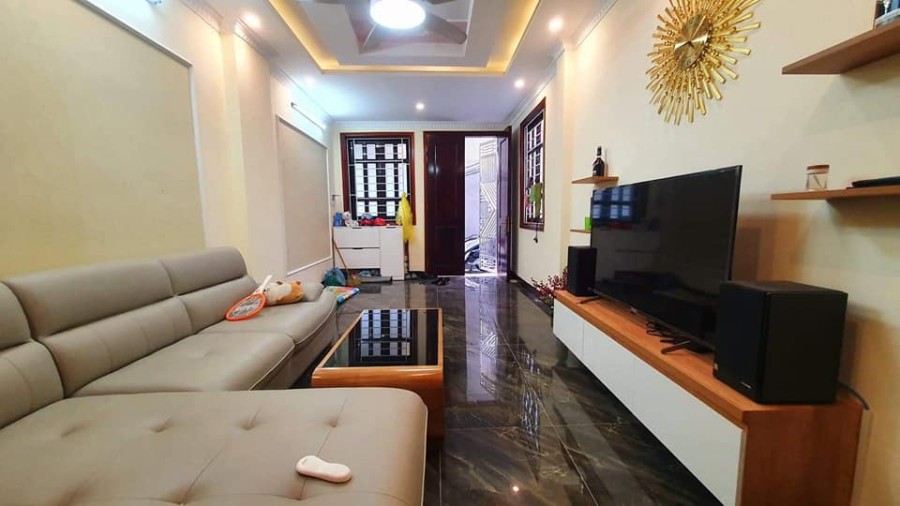 Bán nhà Cầu Giấy gần ngã 5 Lạc Long Quân diện tích sử dụng 34m2 đúc kiên cố 5 tầng giá 3,4 tỉ
