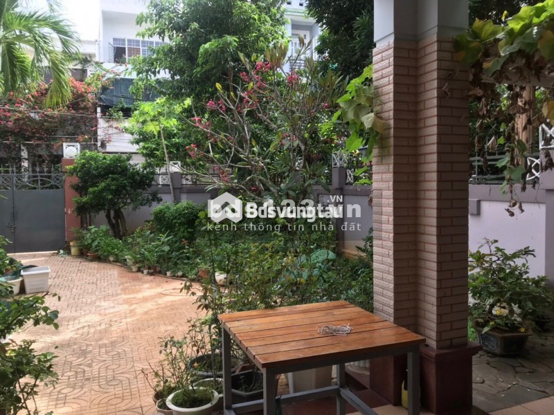 Bán biệt thự 1 trệt, 1 lầu có hồ bơi, hẻm ô tô Trần Hưng Đạo, dtsd 360m2, giá tốt đầu tư
