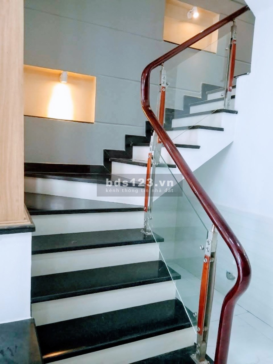 Bán gấp nhà nguyên căn 3 tầng diện tích sử dụng 60m2, P8, Gò Vấp, tặng nội thất
