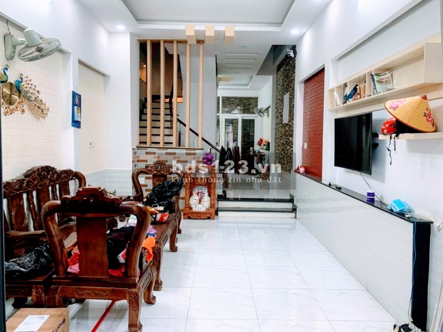 Bán gấp nhà nguyên căn 3 tầng diện tích sử dụng 60m2, P8, Gò Vấp, tặng nội thất