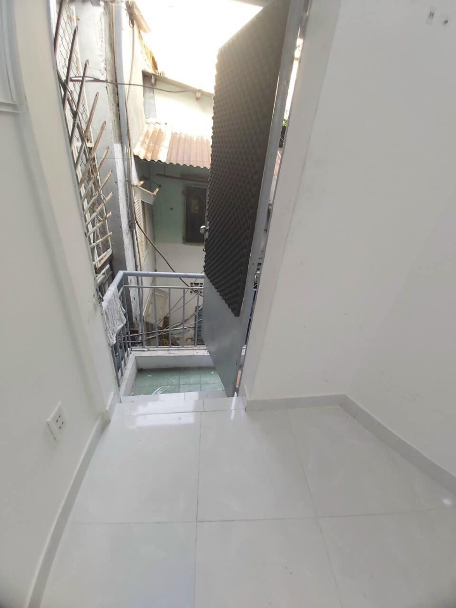 Nhà Đoàn Văn Bơ ngay mặt tiền tiện ích xung quanh đầy đủ, giá bán chỉ 1.15 tỷ thương lượng