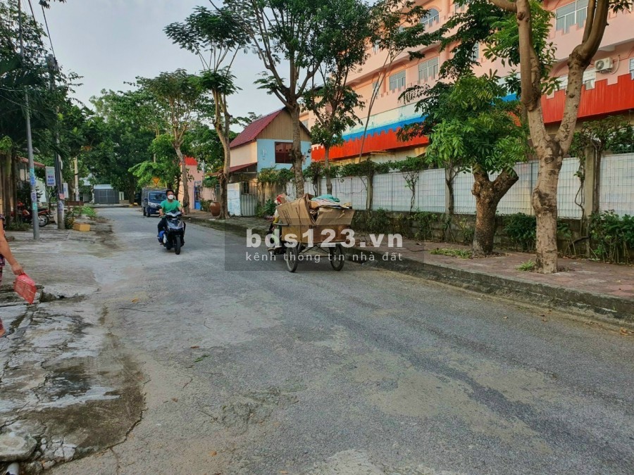 Nợ ngân hàng bán nhanh đất lô góc mặt tiền đường Hoàng Phan Thái sổ hồng riêng, giá tốt