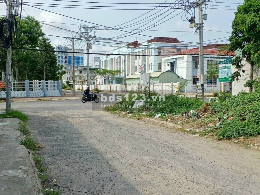 Nợ ngân hàng bán nhanh đất lô góc mặt tiền đường Hoàng Phan Thái sổ hồng riêng, giá tốt