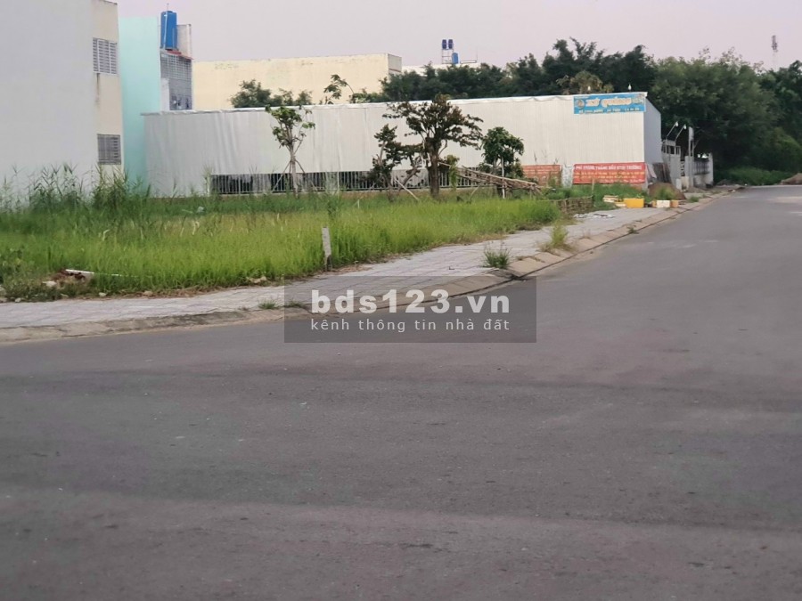 Nợ ngân hàng bán nhanh đất lô góc mặt tiền đường Hoàng Phan Thái sổ hồng riêng, giá tốt