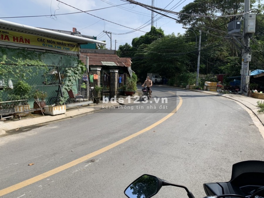 Cần bán gấp nhà mặt đường nhựa chính chủ, giá bán chỉ 3.9 tỷ, thương lượng, giá tốt