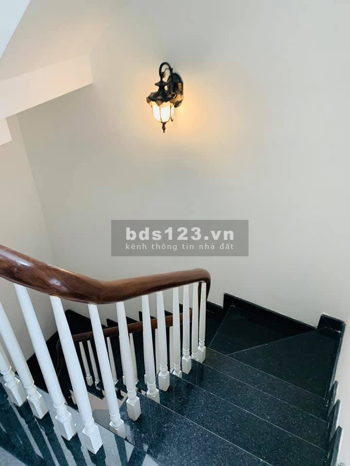 Bán nhà Ngọc Thuỵ nhà mới ô tô tránh, thang máy, kinh doanh văn phòng, liên hệ 0865718799
