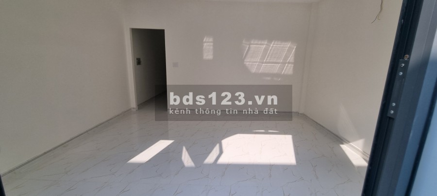 Bán căn nhà 79m2 bên chợ Bình Chánh, Sổ hồng riêng ngân hàng hỗ trợ vay, giá tốt