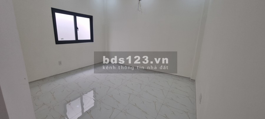 Bán căn nhà 79m2 bên chợ Bình Chánh, Sổ hồng riêng ngân hàng hỗ trợ vay, giá tốt