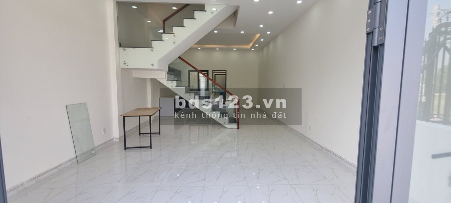 Bán căn nhà 79m2 bên chợ Bình Chánh, Sổ hồng riêng ngân hàng hỗ trợ vay, giá tốt