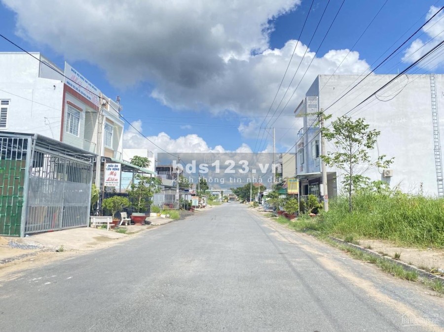 Nền thổ cư diện tích sử dụng 5x20 shophouse 2 MT chợ giáp ranh Cần Thơ, giá 940 triệu