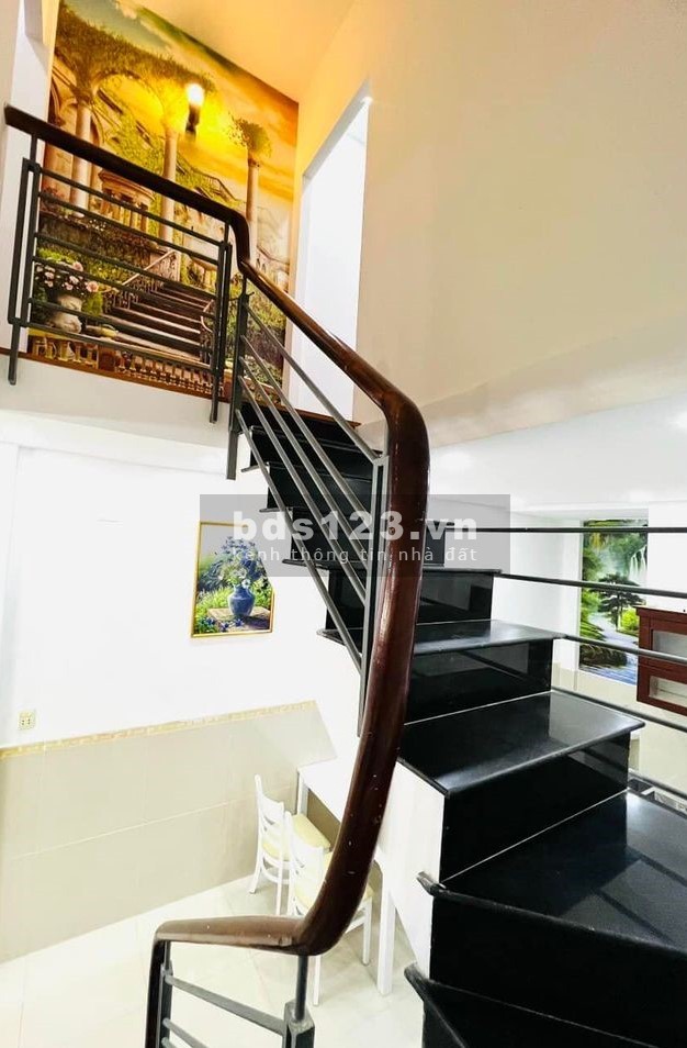Bán gấp nhà Vườn Chuối Quận 3, HXH 9M, 6 Tầng đúc thật, 10 phòng ngủ + WC, ở, kd đều được