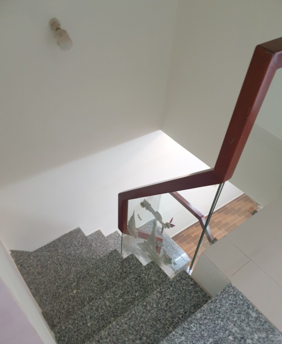 Chính chủ bán nhà 1.35 tỷ sổ hồng chính chủ, 2 lầu, 3 pn, sát Gò Vấp, Quận 12, giá tốt đầu tư