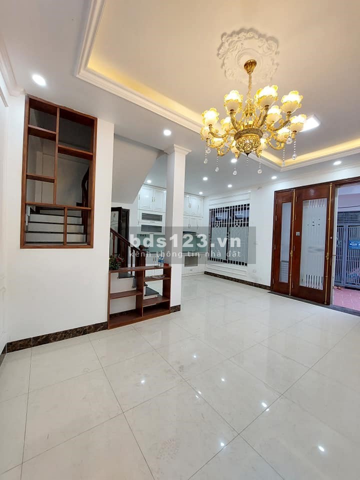 Bán nhà phố Thạch Bàn, Long Biên diện tích 37m2, 5 tầng, mặt tiền 6.5m, giá bán 3.75 tỷ