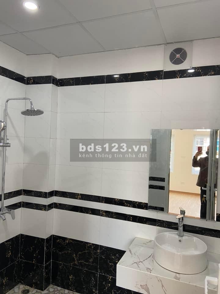 Nhà nguyên căn mới đón tết tiện ích đầy đủ, sô nở hậu vuông đẹp, khu dân trí cao, 5 tầng đúc