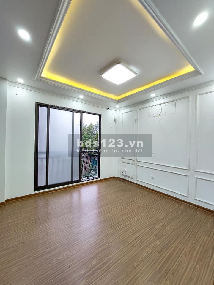 Bán nhà phố Thạch Bàn, Long Biên diện tích 37m2, 5 tầng, mặt tiền 6.5m, giá bán 3.75 tỷ
