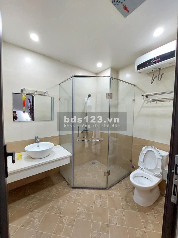 Bán nhà phố Thạch Bàn, Long Biên diện tích 37m2, 5 tầng, mặt tiền 6.5m, giá bán 3.75 tỷ