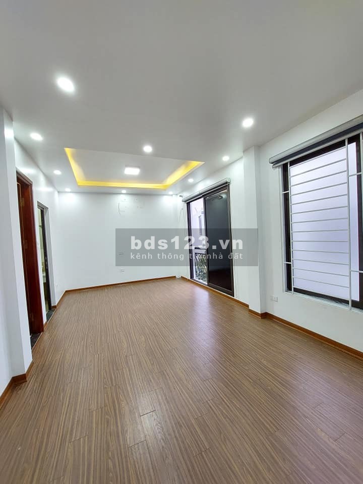 Bán nhà phố Thạch Bàn, Long Biên diện tích 37m2, 5 tầng, mặt tiền 6.5m, giá bán 3.75 tỷ