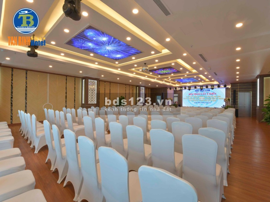 Khách sạn 4 sao cao 13 tầng. nằm ngay trung tâm