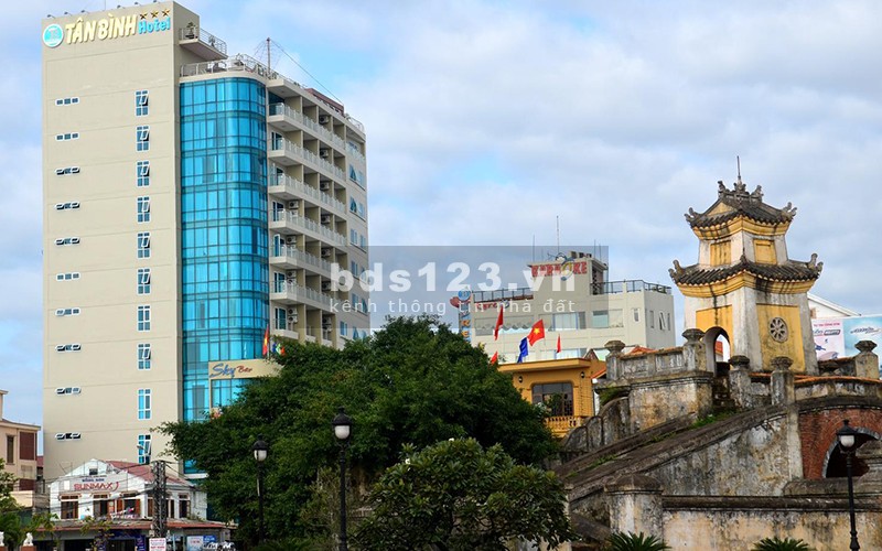 Khách sạn 4 sao cao 13 tầng. nằm ngay trung tâm