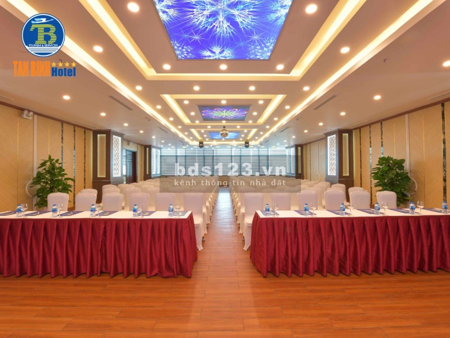 Khách sạn 4 sao cao 13 tầng. nằm ngay trung tâm
