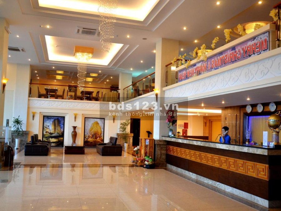 Khách sạn 4 sao cao 13 tầng. nằm ngay trung tâm