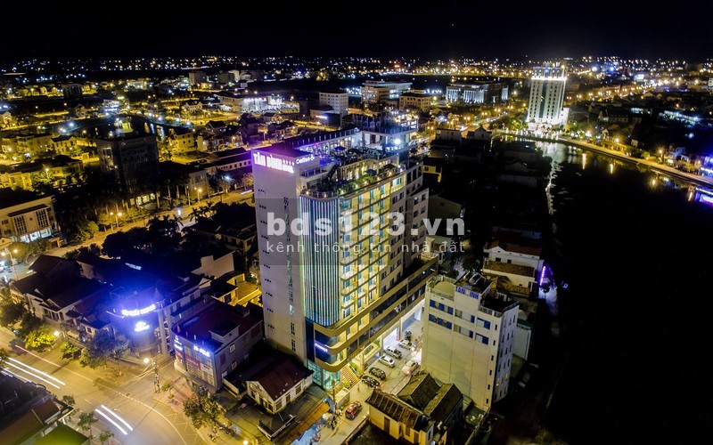 Khách sạn 4 sao cao 13 tầng. nằm ngay trung tâm