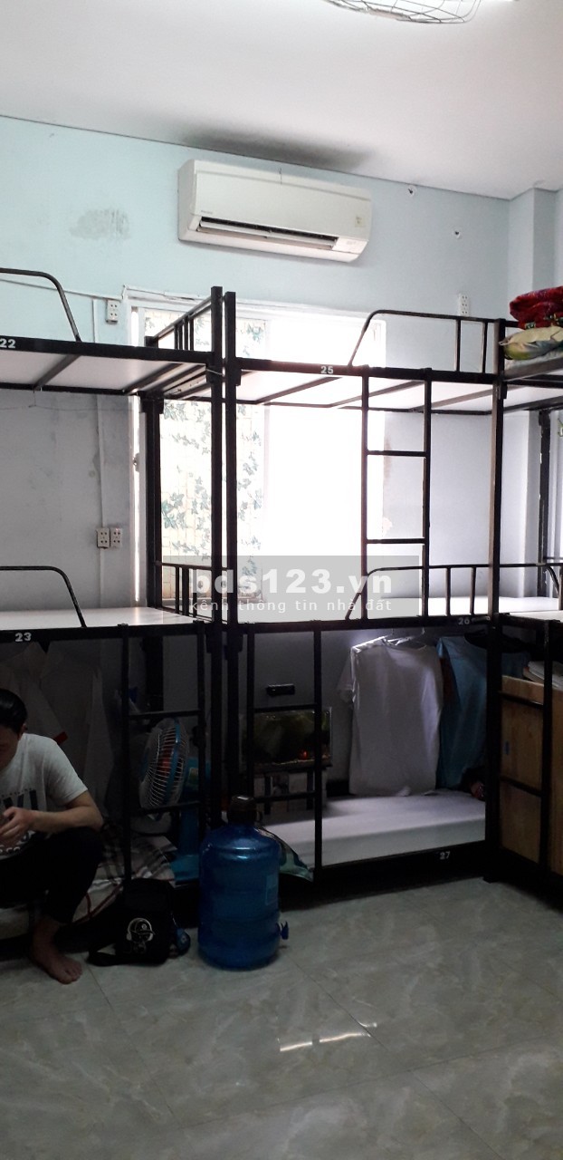 Phòng Q10 có máy lạnh và toilet riêng