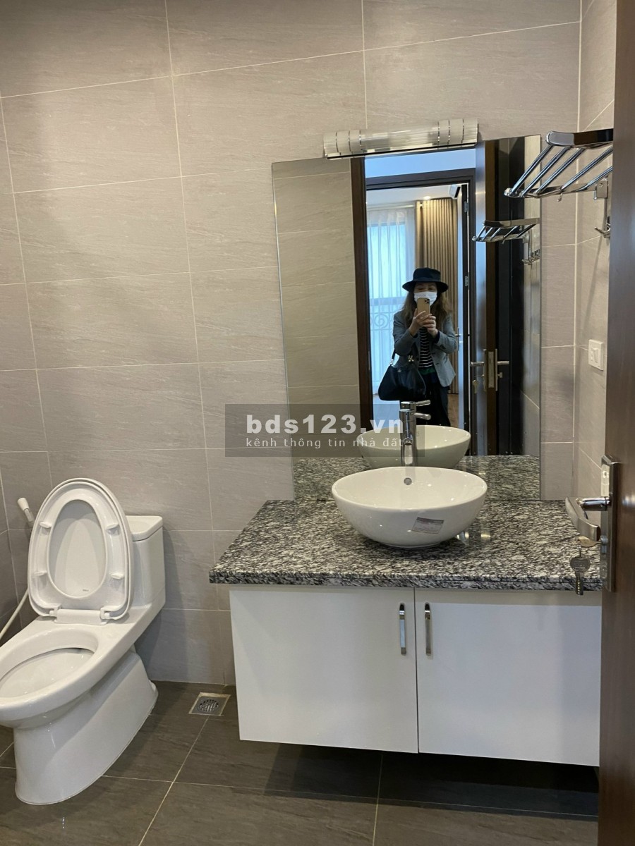 Cần tiền bán gấp căn hộ 2 pn dt 83m2 tại CT8 The Emerald Mỹ Đình, giá hấp dẫn, lh 0983417868