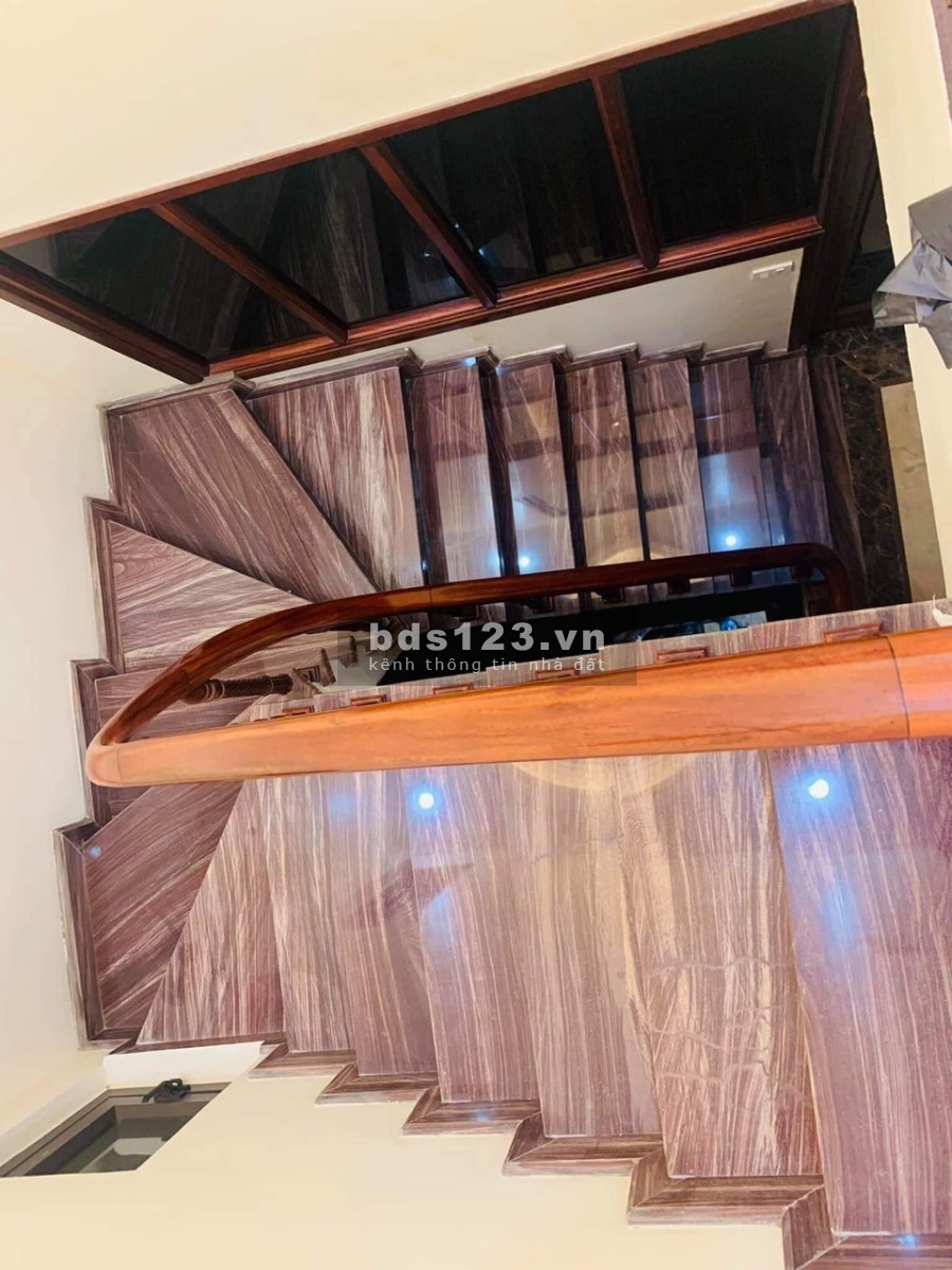 Mặt phố Chu Huy Mân, 7 tầng đúc thang máy, nhà cực đẹp kinh doanh bất chấp, lh 0915551552