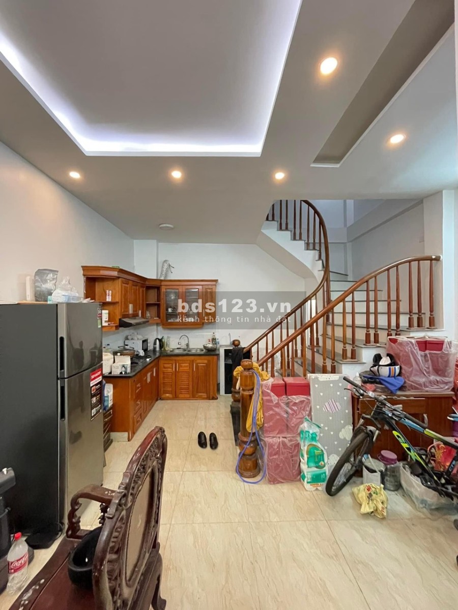 Bán Nhà Tân Mai ngõ thoáng nhà đẹp về ở luôn rộng 41m có sân để xe giá bán đầu tư sinh lời