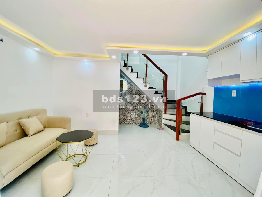 Bàn nhà nhỏ mà có võ sát xe tải 5 tầng đúc bê tông cốt thép, 4 phòng ngủ, khép kín, lhcc