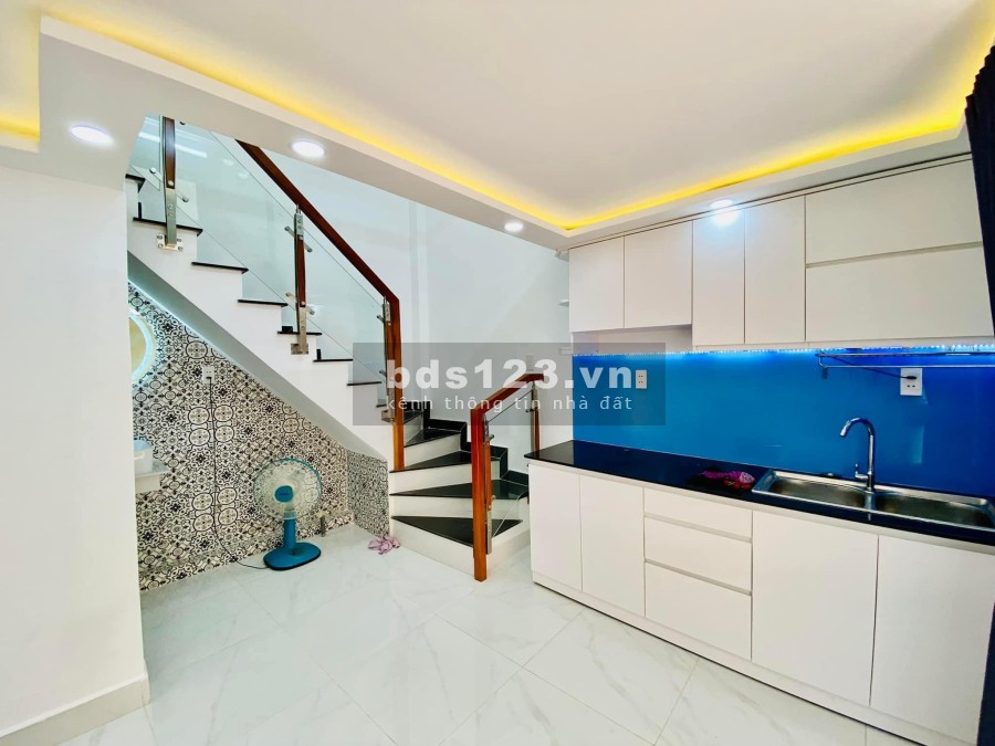 Bàn nhà nhỏ mà có võ sát xe tải 5 tầng đúc bê tông cốt thép, 4 phòng ngủ, khép kín, lhcc