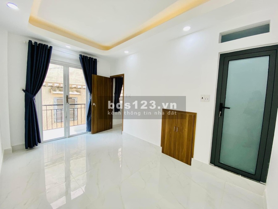 Bàn nhà nhỏ mà có võ sát xe tải 5 tầng đúc bê tông cốt thép, 4 phòng ngủ, khép kín, lhcc