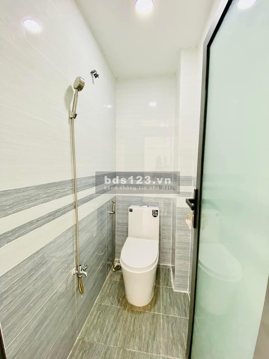 Bàn nhà nhỏ mà có võ sát xe tải 5 tầng đúc bê tông cốt thép, 4 phòng ngủ, khép kín, lhcc