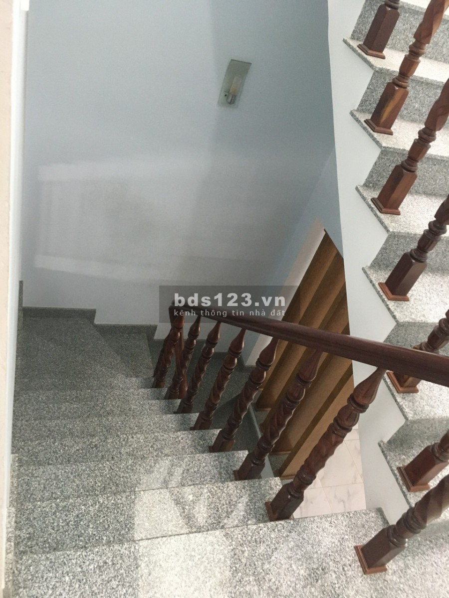 Nhà 2 lầu hẻm 6m, đường Gò Cát, phường Phú Hữu, Quận 9 hẻm an ninh tiện ích xung quanh đủ