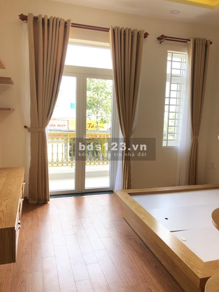 Bán căn shophouse tại trung tâm thành phố Dĩ An, 3 tầng, có sẵn sổ đỏ chính chủ, bàn giao ngay