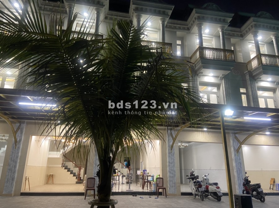 Bán căn shophouse tại trung tâm thành phố Dĩ An, 3 tầng, có sẵn sổ đỏ chính chủ, bàn giao ngay
