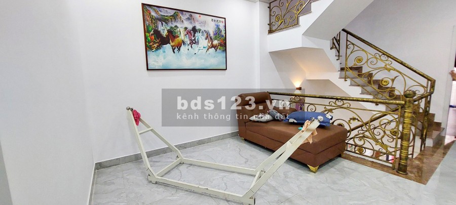 Bán căn shophouse tại trung tâm thành phố Dĩ An, 3 tầng, có sẵn sổ đỏ chính chủ, bàn giao ngay